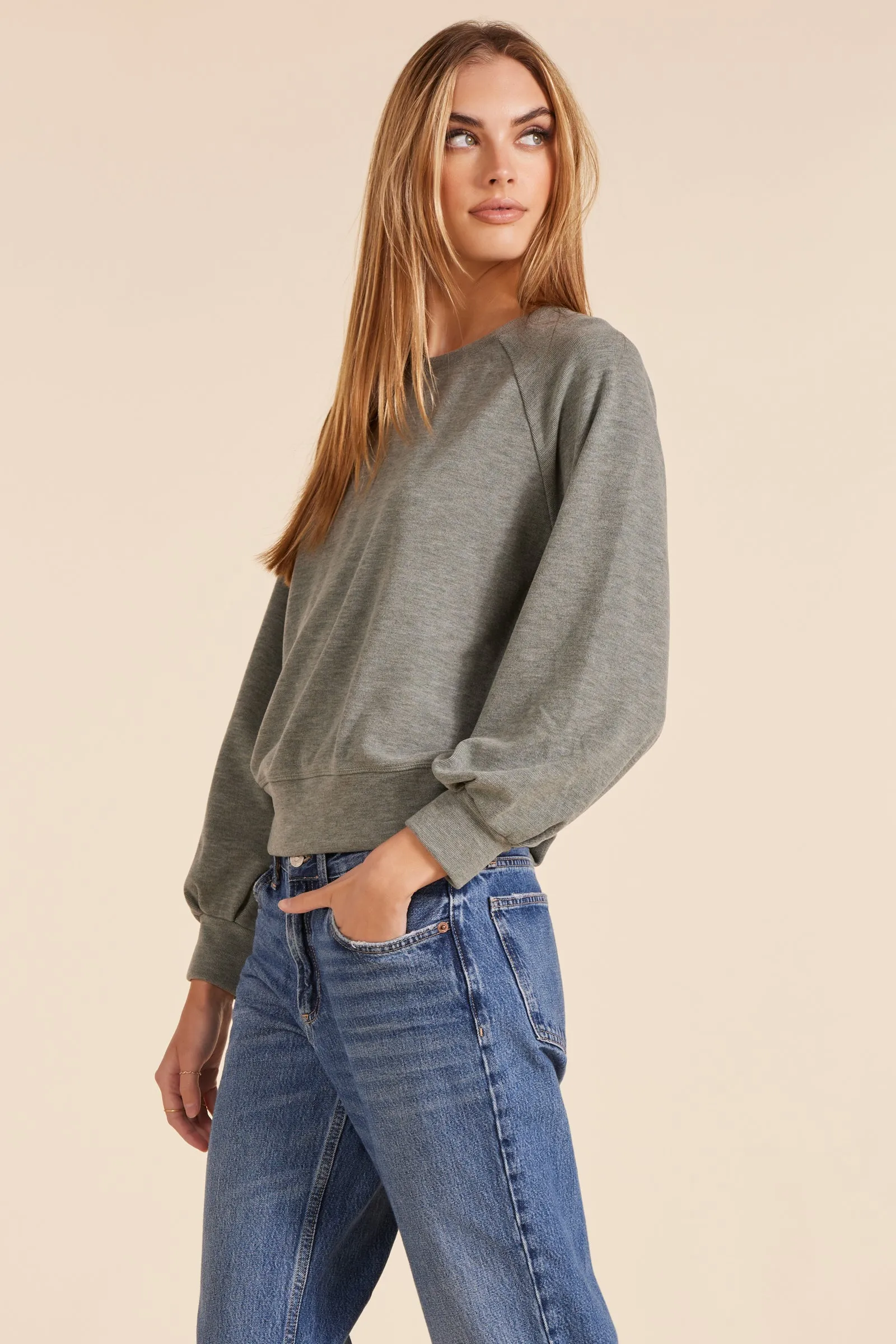 PLEAT SLEEVE CREWNECK SWEATSHIRT